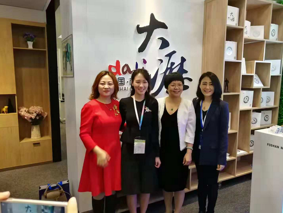 南海區(qū)委常委伍志強、大瀝鎮(zhèn)鎮(zhèn)長黃偉明等視察大瀝全鋁家居香港館