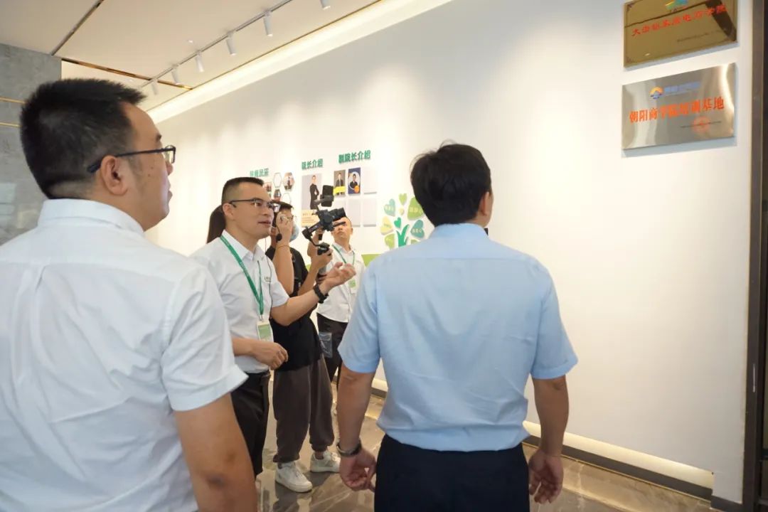 譚董事長向調(diào)研組介紹商學(xué)院運(yùn)營模式 譚董事長向調(diào)研組介紹商學(xué)院運(yùn)營模式